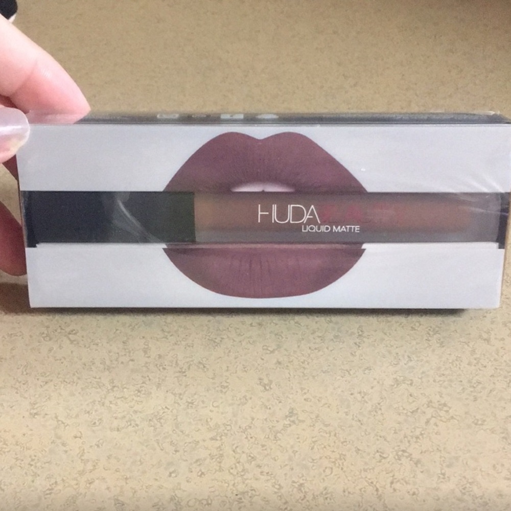 Huda Beauty liquid matte Flirt